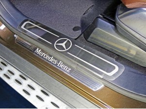 Накладки на пластиковые пороги лист шлифованный логотип Mercedes для Mercedes ML W166 № MERMCL15-01